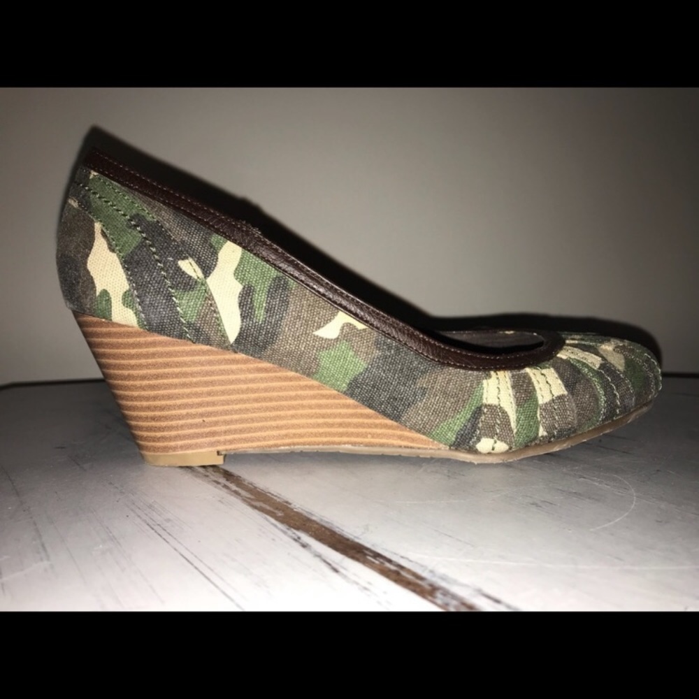 2 pairs of size 9.5 shoes